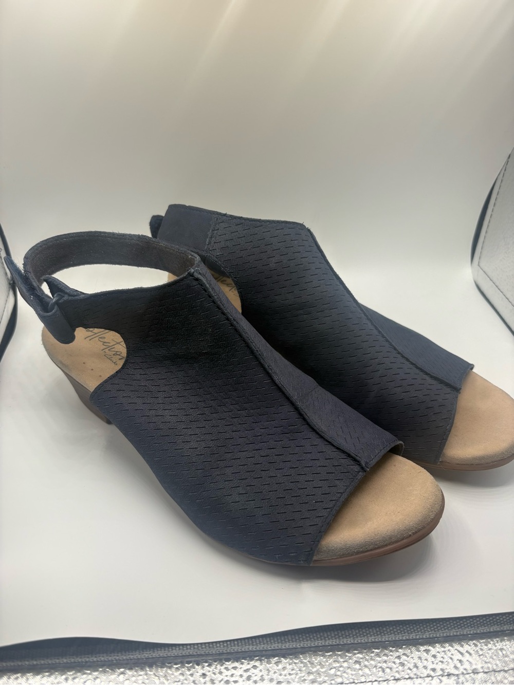 Clarks Navy Open-Toe Slingback Sandals size 8